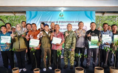 Menhut Raja Juli Antoni Serahkan 9 SK Perhutanan Sosial di Sulawesi Utara