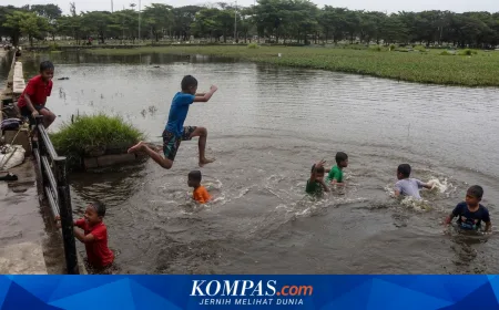 Anak-anak Cilincing Berenang di Atas Makam Terendam Banjir, Bahaya Mengintai