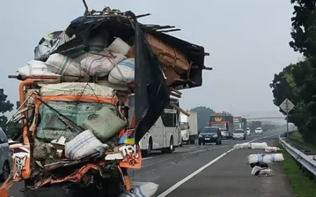 Kecelakaan Truk di Tol Jombang-Mojokerto: Dua Tewas, Diduga Karena Pengemudi Mengantuk