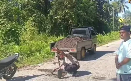Personel Polsek Lasalimu Inisiatif Tambal Jalan Berlubang Cegah Kecelakaan