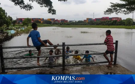 Anak-anak Berenang di Makam Terendam Banjir Cilincing, Ini Risikonya