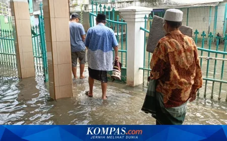 Warga Cijagra Tetap Shalat Jumat di Tengah Banjir Luapan Sungai Citarum Lama