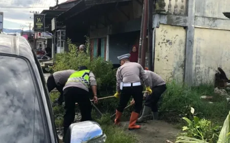 Polisi Takengon Bersihkan Drainase Antisipasi Banjir di Kampung Blangkolak II