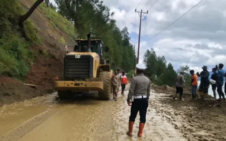 Satlantas Amankan Arus Lalu Lintas di Lokasi Longsor Jalan Kebayakan-Bintang