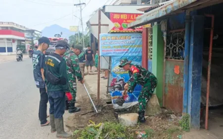 Drainase Tersumbat Picu Banjir di Singkawang, Babinsa dan Warga Sigap Bersihkan