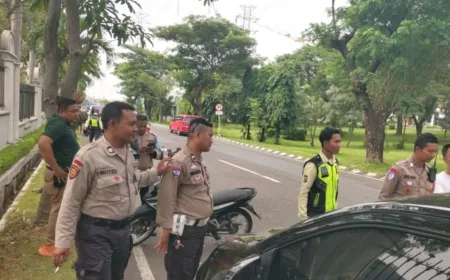 Driver Taksi Online Meninggal Ditabrak Mobil Saat Ganti Ban di Lontar Surabaya