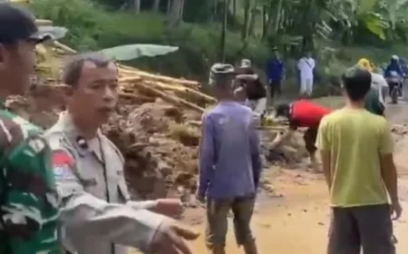 Longsor Tutup Ruas Jalan Sumedang-Rancakalong, Pengendara Diminta Waspada