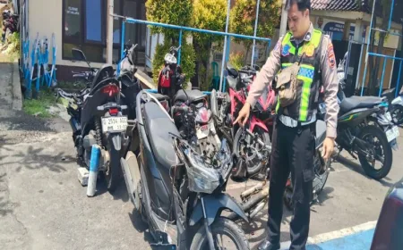 Motor Tabrak Truk Tronton di Pantura Batang, 2 Orang Meninggal Dunia