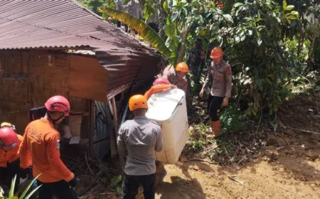 Brimob Polda Sumut Evakuasi Barang Korban Longsor Sembahe, Bantu Pemulihan Pasca Bencana