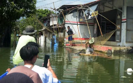 Banjir Bojongsoang 2026: Warga Menjaring Ikan di Jalan Desa Tergenang