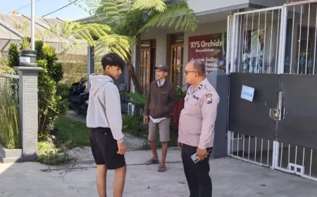 Penipu Berrompi Polisi di Pakis Terekam CCTV Bawa Kabur Ponsel Pelajar