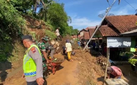 Longsor Tebing Cilacap Akibat Hujan Deras Putus Akses Jalan Desa