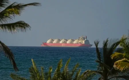 Kapal Tanker Iran yang Dikenai Sanksi Berhasil Melintasi Selat Hormuz Meski Ada Blokade AS