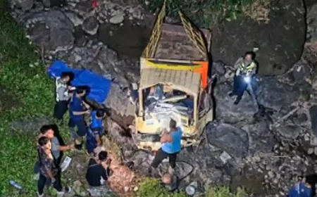 Kecelakaan Maut di Pacitan: Truk Engkel Terjun Bebas ke Sungai, 2 Tewas