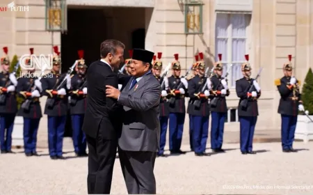 Prabowo Disambut Pasukan Guard of Honor Saat Tiba di Istana Prancis
