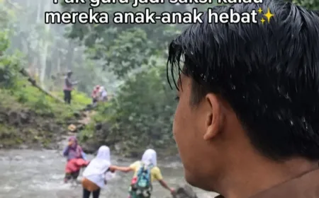 Siswa Parimo Viral Terobos Sungai Saat Hujan, Teriak 'Mau Banjir!'