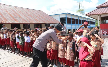 Satgas Damai Cartenz Gelar Bakti Sosial di SD Negeri Pomako 1 dengan Edukasi dan Keceriaan