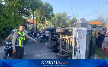 Mobil Boks Diduga Bawa Rokok Ilegal Kabur Usai Kecelakaan di Sampang