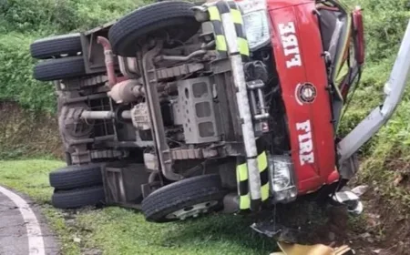 Mobil Damkar Terguling di Jalur Selatan Cianjur Saat Tugas Pemadaman Kebakaran
