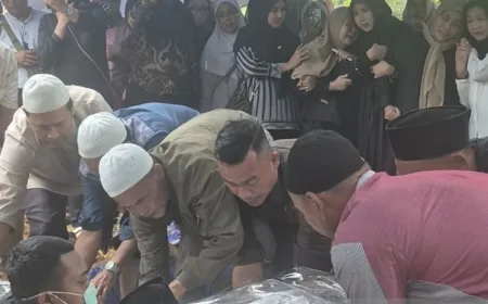 Tangis Haru Iringi Pemakaman Fauzi Orbanta Korban Kecelakaan Helikopter PK-CFX