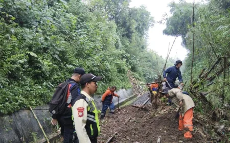 Longsor Tutup Rel Sukabumi 6 Meter, Perjalanan KA Pangrango Terhambat 35 Menit