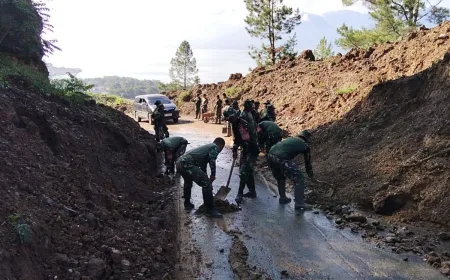 TNI Buka Akses Jalan Tertimbun Longsor di Aceh Tengah, Respons Cepat untuk Warga