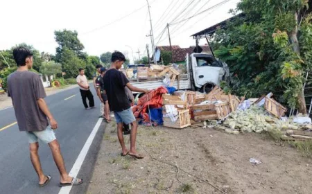 Kecelakaan Truk di Ponorogo: Ban Pecah Sebabkan Tabrak Pagar Rumah