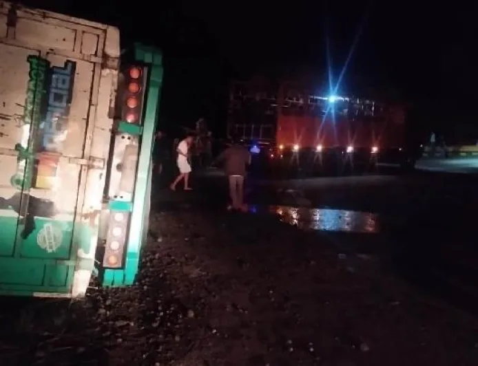 Truk Fuso Bermuatan 21 Sapi Kecelakaan di Dompu, 2 Tewas dan 5 Luka-luka