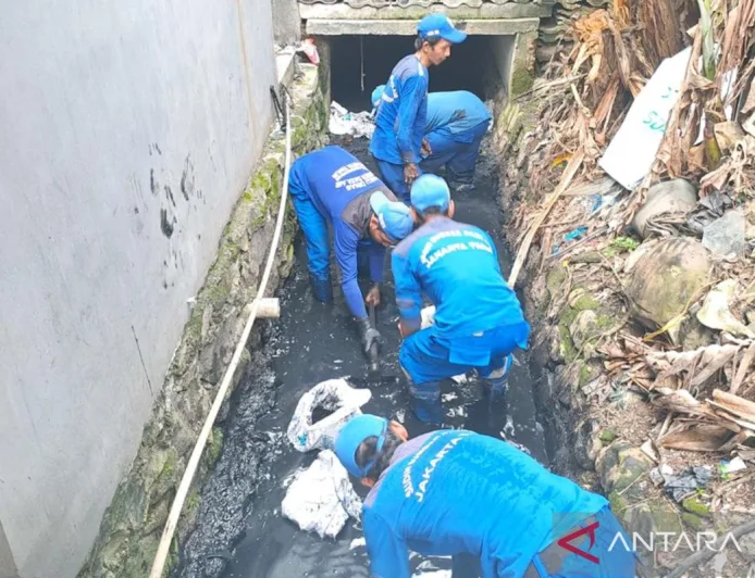 SDA Jaktim Keruk 400 Kubik Lumpur di Phb Sangkuriang untuk Cegah Banjir