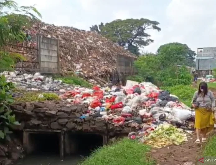 Sampah TPS Kramat Jati Meluber ke Kali, Warga Khawatir Banjir Melanda