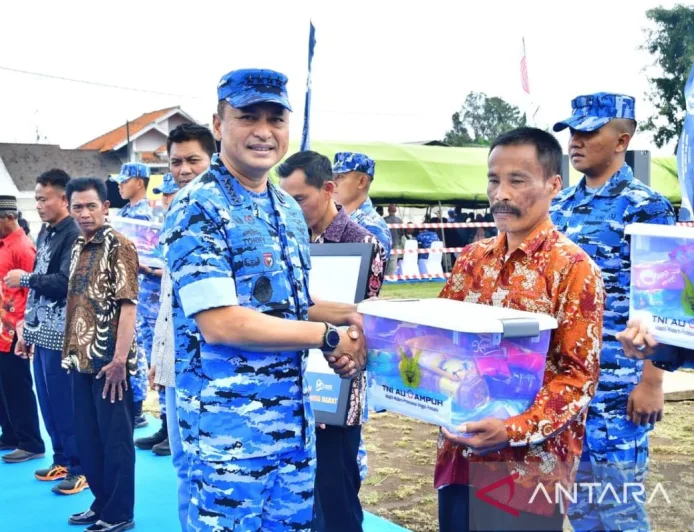 TNI AU Bagikan 6.000 Paket Sembako Bantu Korban Longsor Cisarua