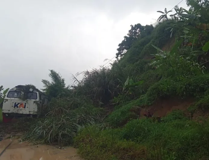 Kereta Ciremai Terjebak Longsor Bandung Barat, Jalur Terputus Sementara
