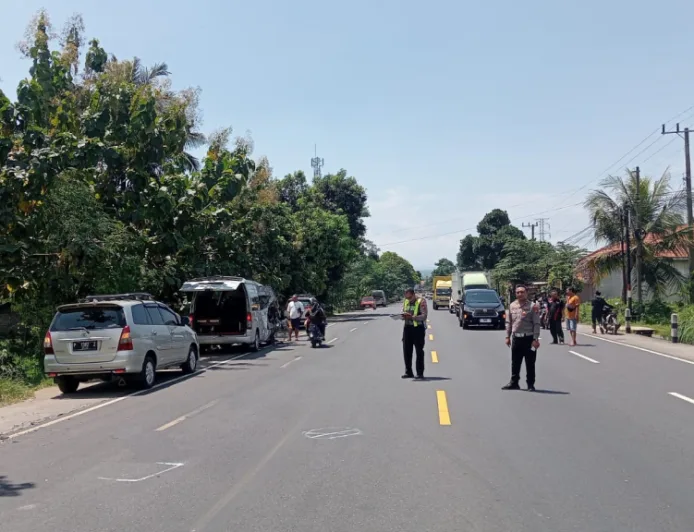 Mobil Jenazah Tabrakan Keras dengan Hiace di Probolinggo, Dua Luka Luka