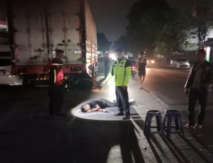 Pengendara Motor Tewas Hantam Truk Parkir Sembarangan di Pasirkoja Bandung