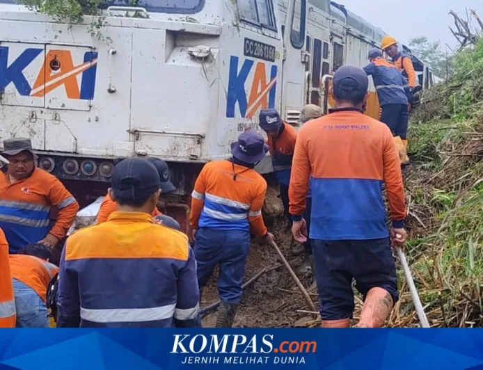 Longsor di Jalur Maswati–Sasaksaat Ganggu Perjalanan Kereta, KAI Kebut Bersihkan Rel