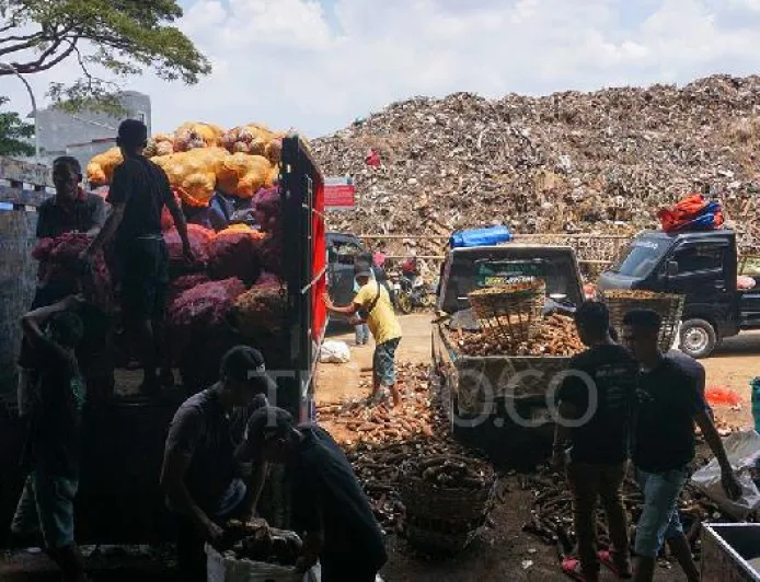 Sampah Kramat Jati Meluap Akibat Pembatasan Operasi TPST Bantargebang Pasca Longsor