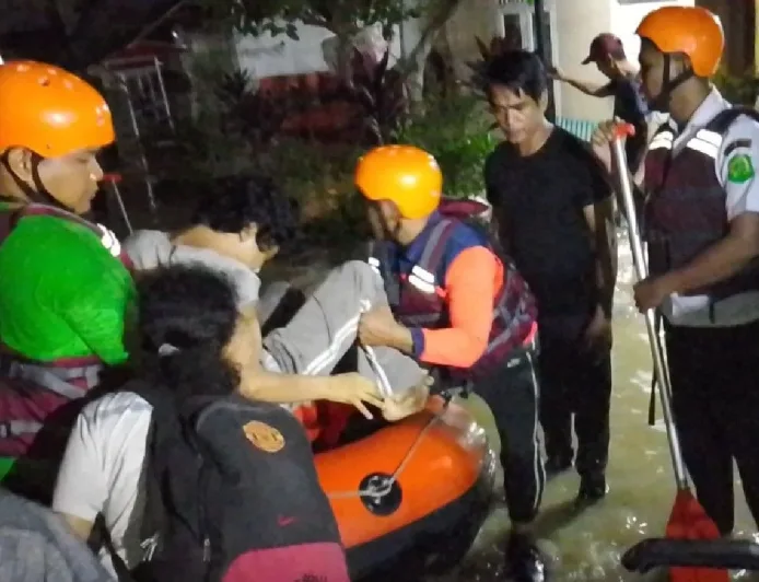 BPBD Kerahkan Personel Evakuasi Warga Terdampak Banjir Meluapnya Sungai Deli