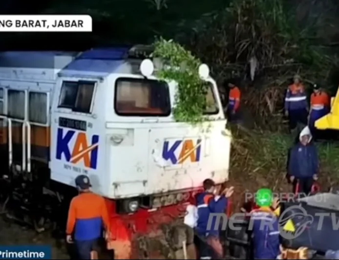 KA Ciremai Semarang-Bandung Anjlok Akibat Tabrak Material Longsor di Bandung Barat