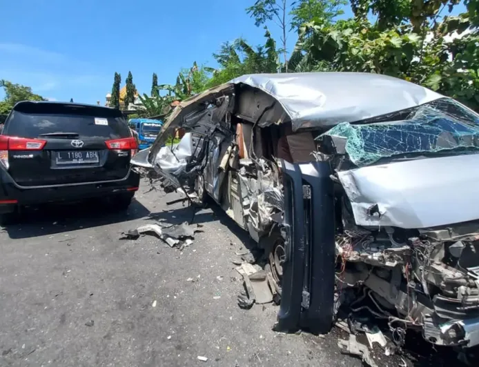 Kecelakaan Beruntun di Tegalsiwalan Probolinggo: Mobil Travel Hiace Tabrak Ambulans Jenazah dan Innova