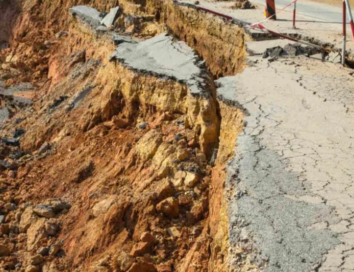Longsor di Ciloa Sumedang: Tembok Penahan Tebing Ambrol, Dua Motor Tertimbun Lumpur
