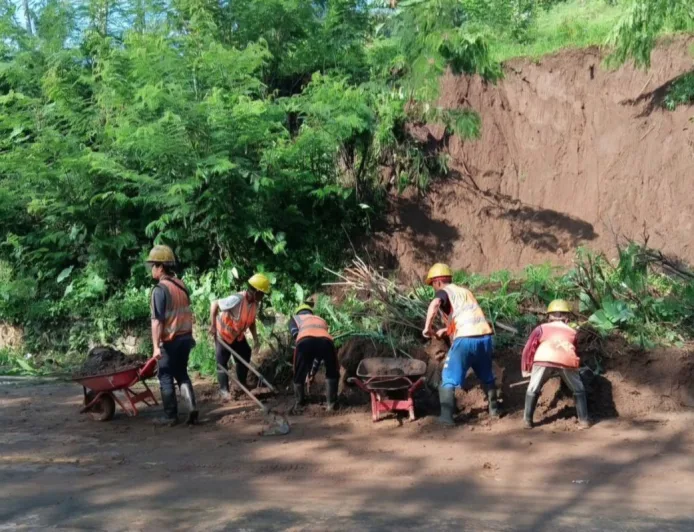 Akses Jalan Malang-Lumajang Normal Kembali Setelah Longsor Teratasi