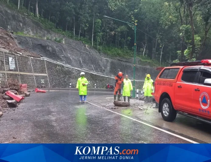 Longsor Tanjakan Clongop Tutup Akses Jalan Gunungkidul-Klaten dengan Batu 3 Meter