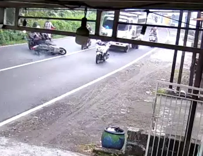 Gagal Menyalip, Pemotor di Sidoarjo Tewas Setelah Kecelakaan dengan Truk dan Motor Lain