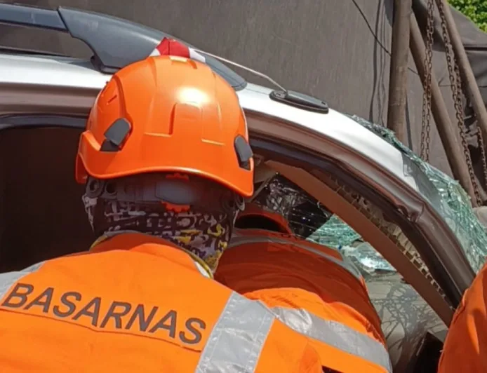 Kecelakaan Bojonegoro: Penumpang Minibus Terjepit Dievakuasi Dramatis 30 Menit