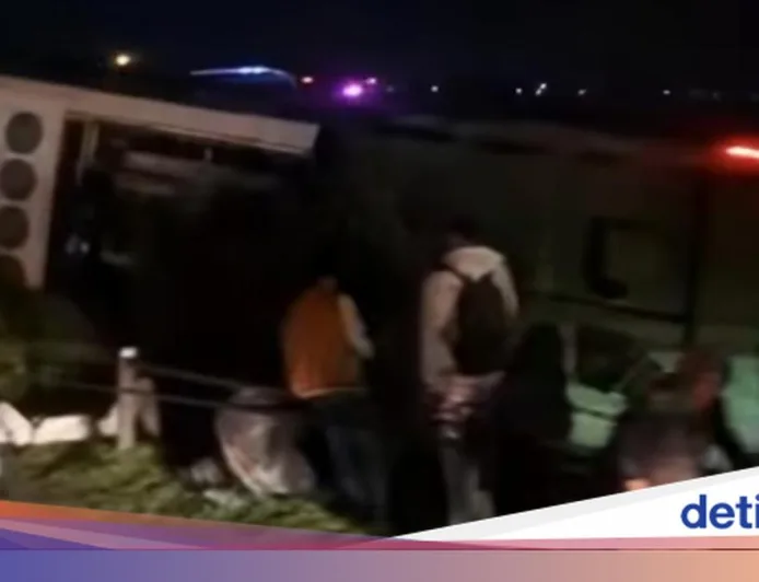 Bus Terguling di Tol Jombang: 1 Tewas dan 11 Luka Berat, Polisi Selidiki Penyebab