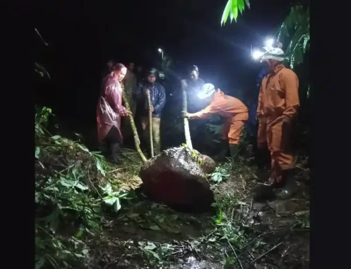 Hujan Deras Sebabkan Longsor di 2 Titik Sumedang, Jalan Terputus Total