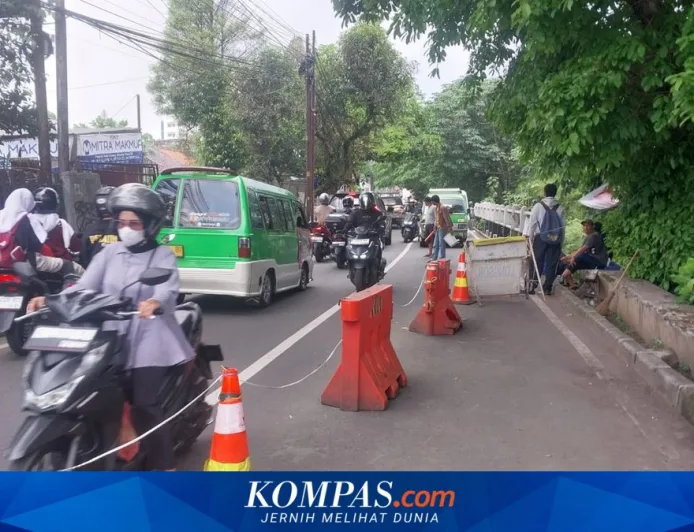 Warga Atur Lalu Lintas Jalan Kebon Pedes Bogor Longsor Sambil Cari Cuan