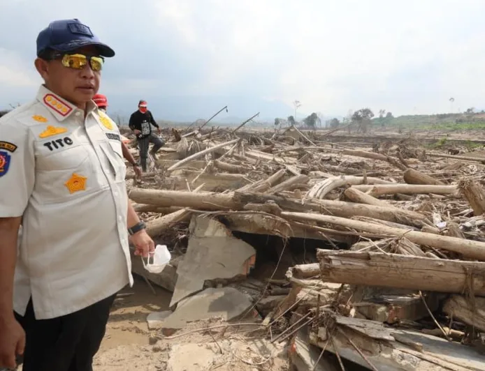 Kayu Hanyutan Banjir Aceh dan Sumatera Dimanfaatkan untuk Hunian Sementara Warga