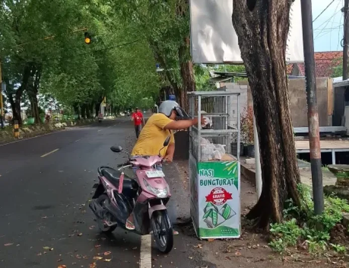 Kita Berbagi Sosial Sumenep Bagikan 45 Nasi Bungkus Tujuan Akhirat