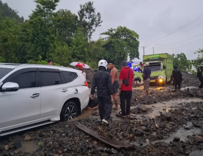 Longsor Ampana Poso Lumpuhkan Jalur Trans Sulawesi, Antrean Kendaraan Mengular